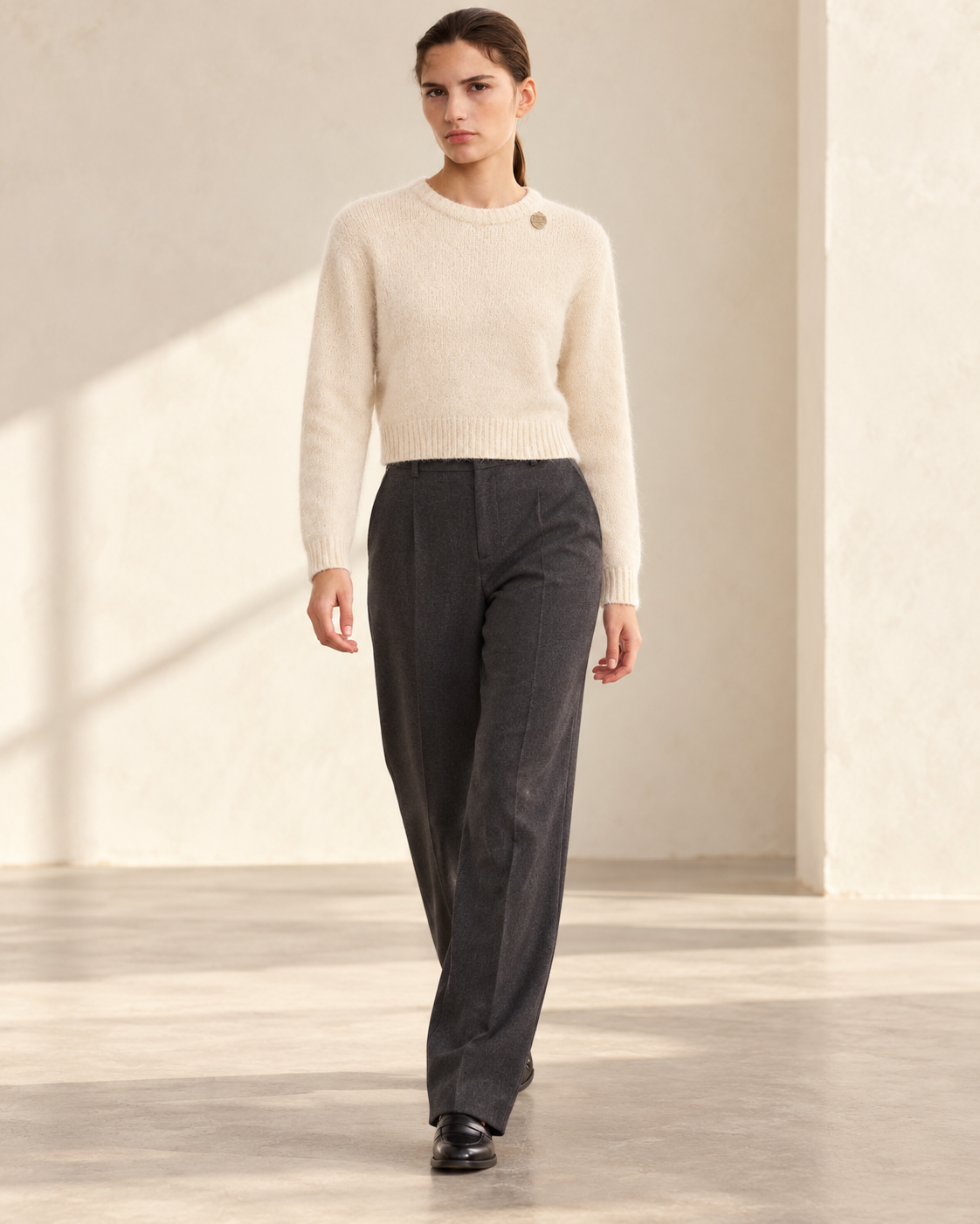 Detachable Accessory Detail Cropped Sweater – model hero
