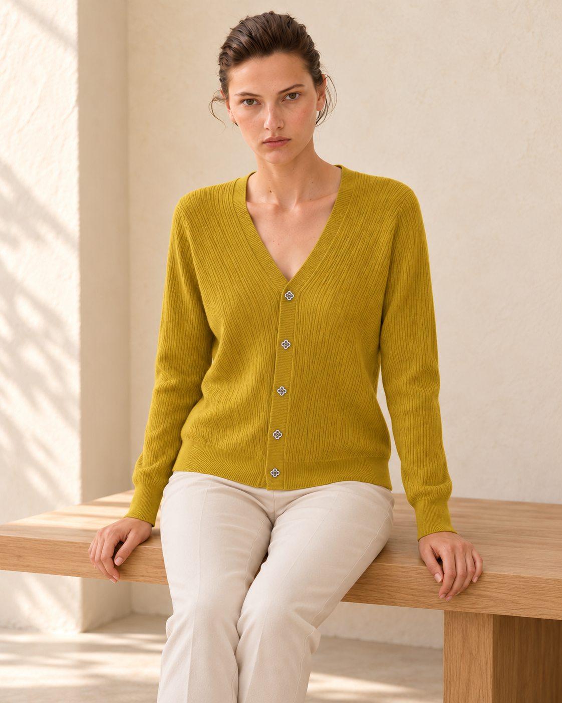 Ribbed Button Cardigan – closer model